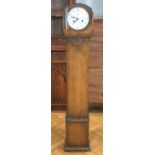 A George V oak grandmother clock, striking on a gong, 129 cm tall