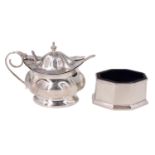 An Edwardian silver mustard pot and associated spoon, together with a polygonal salt cellar, both