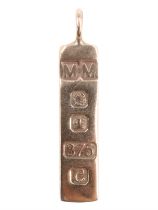 A 9 ct gold ingot pendant, bearing decorative assay marks, Sheffield, 1977, 7.30 g, 4 cm