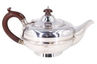 A George V silver teapot, of oblate form, Birmingham, 1933, 523 g, 13.5 cm high