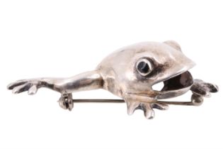 A late 20th Century white metal frog brooch, its eyes set with sardonyx cabochons, 12.09 g, 5.5 x