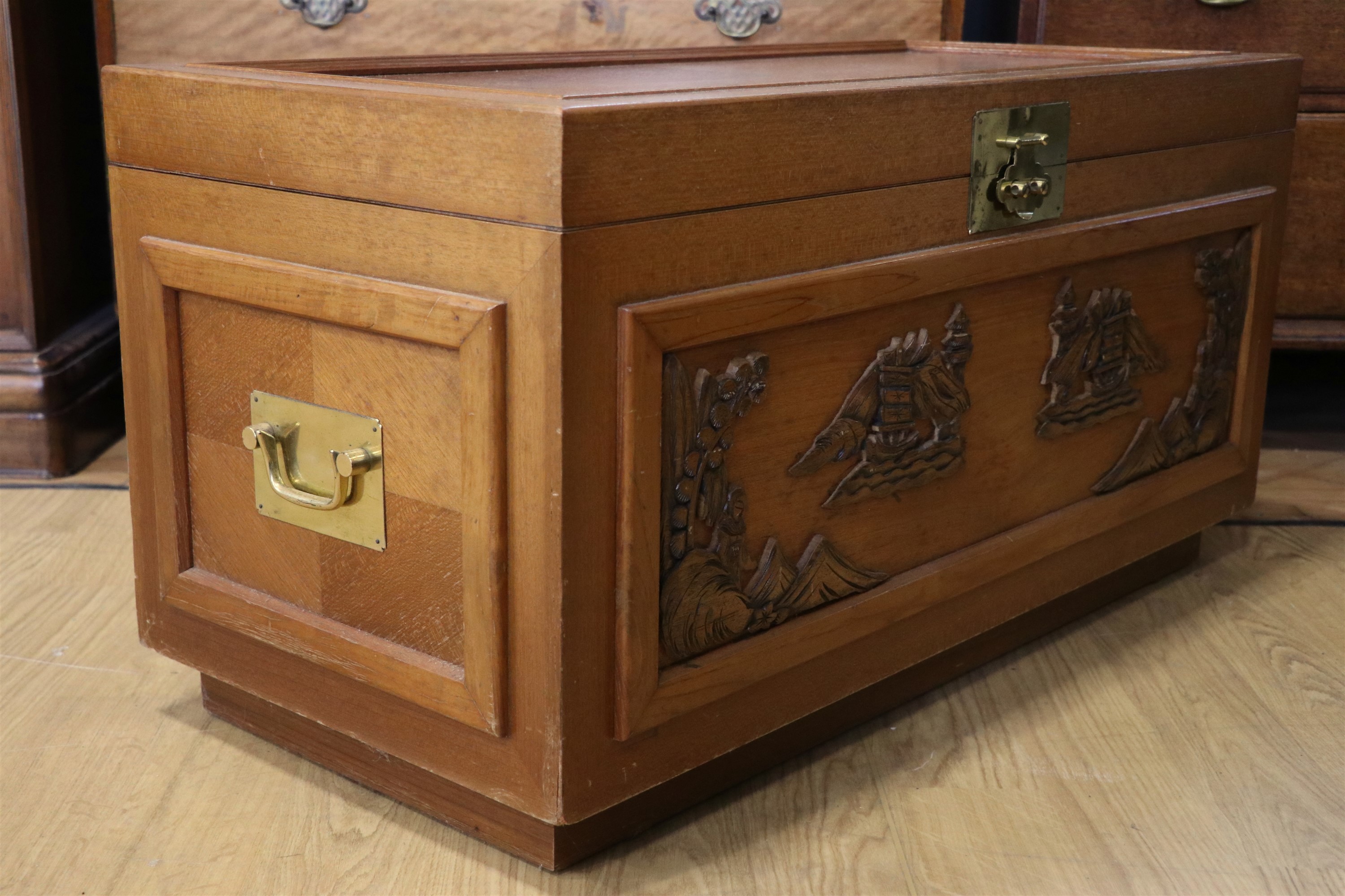 A pair of carved Oriental camphor chests, late 20th century, 92 x 44 x 47 cm - Image 4 of 4