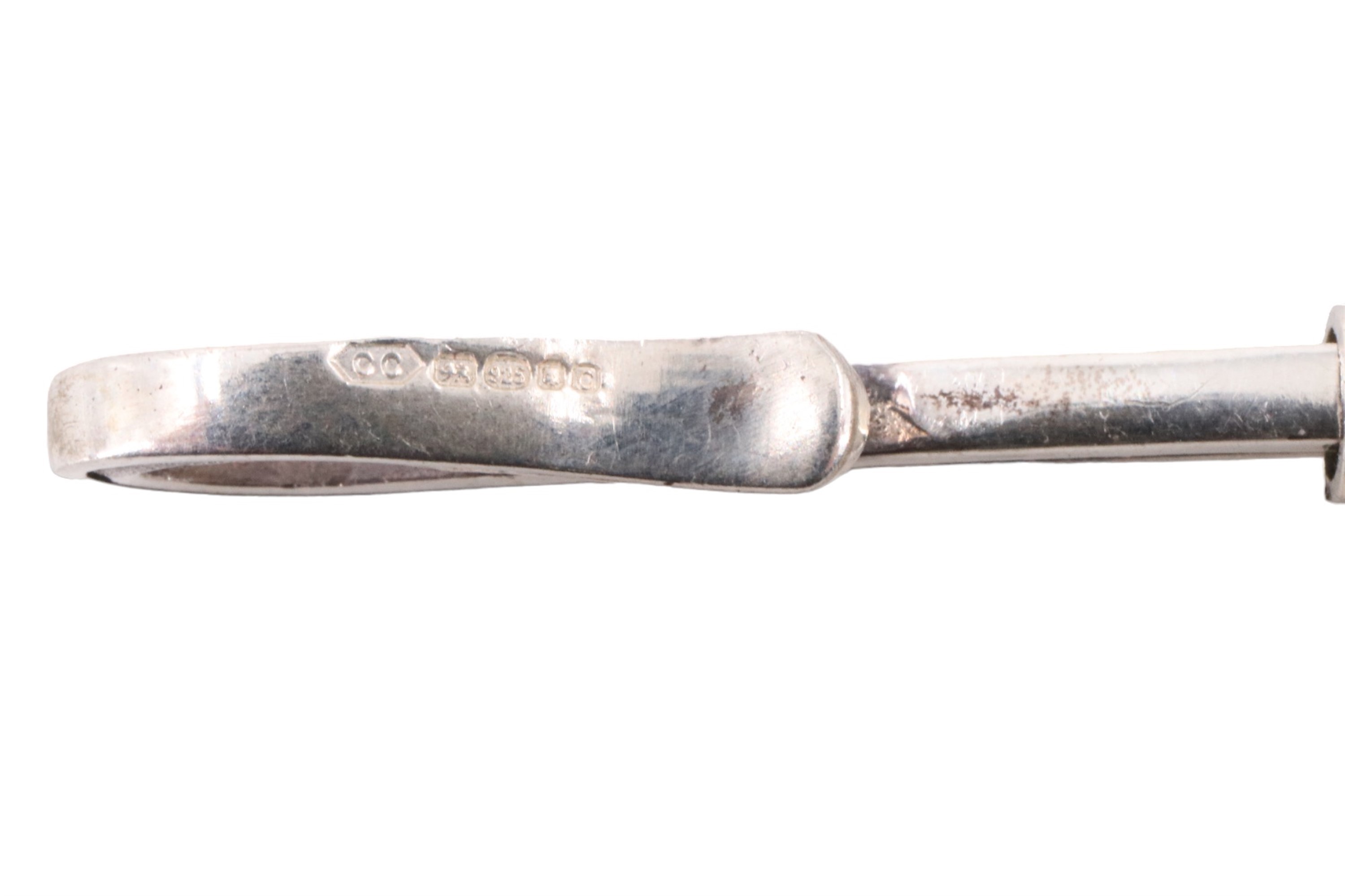 A silver shell pattern napkin hook, 5 cm - Image 3 of 3