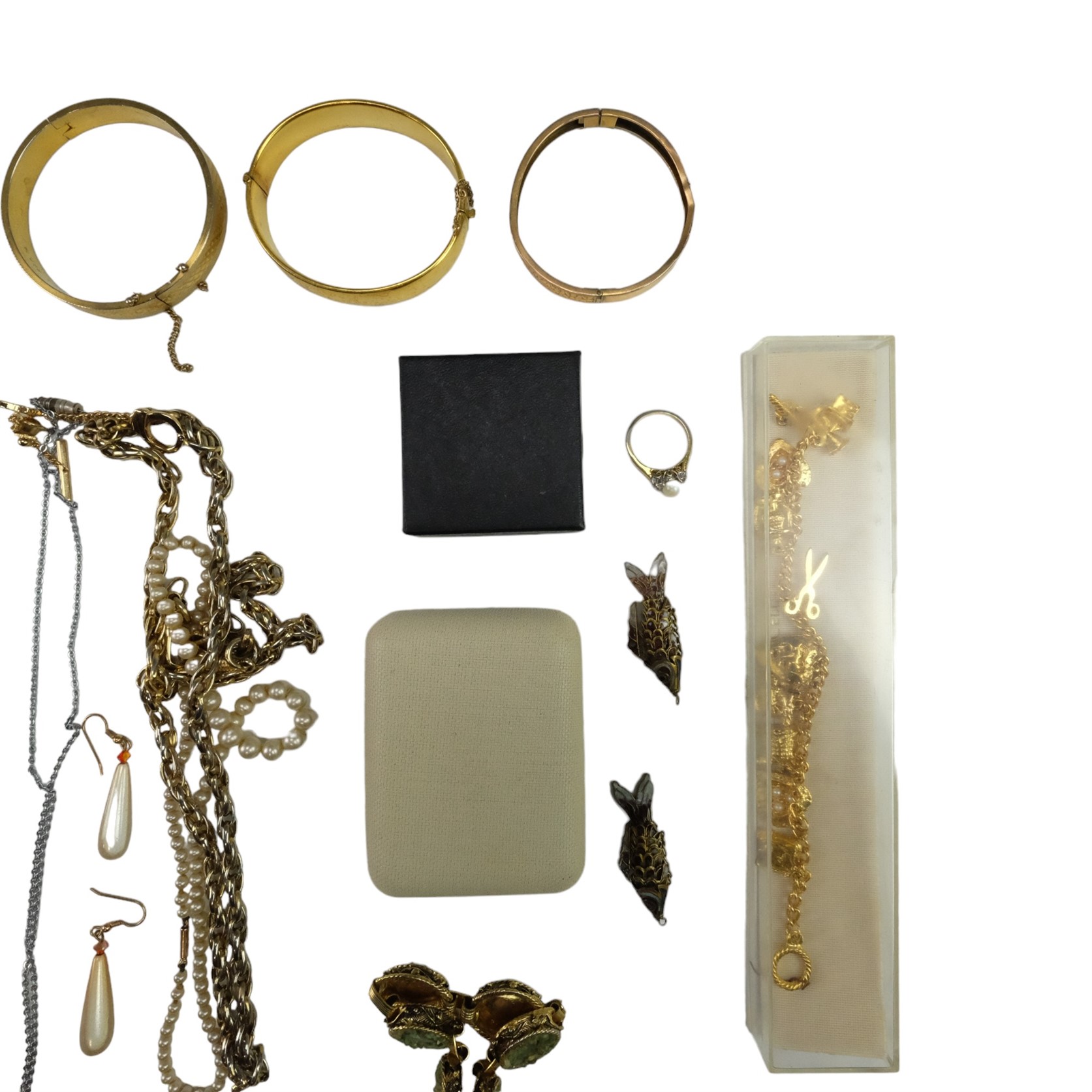 A quantity of costume jewellery including a baroque tiger's eye pendant - Image 4 of 4