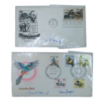 [ Autographs ] First day stamp covers bearing the signatures of the naturalists Sir David