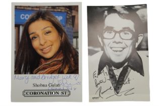 [ Autograph ] Two signed photographs of Shobna Gulati and Ronnie Corbett