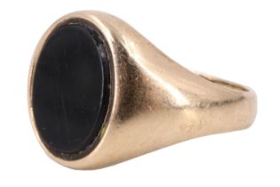 A sardonyx set 9 ct gold signet ring, having a vacant oval matrix, Birmingham, 1973, 2.62 g, size I