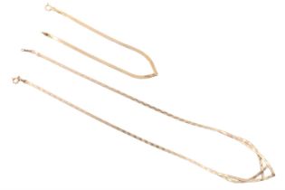 A 1980s 9 ct gold ribbon necklace, the front forming an open chevron and having engine turned