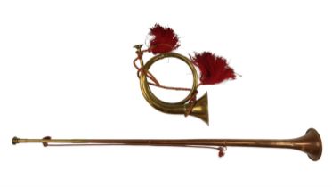 A brass hunting horn together with a brass and copper coaching horn, 89 cm tallest