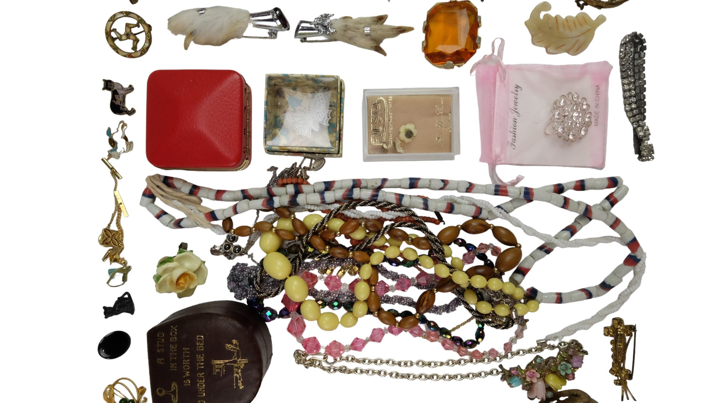 A quantity of vintage and later costume jewellery, including mother-of-pearl and horn brooches, - Image 3 of 4