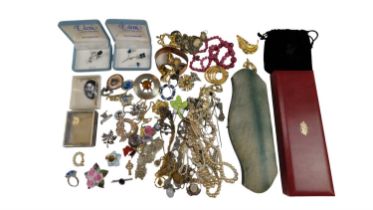 A quantity of vintage and later costume jewellery, including Scottish brooch, glass bead necklace,