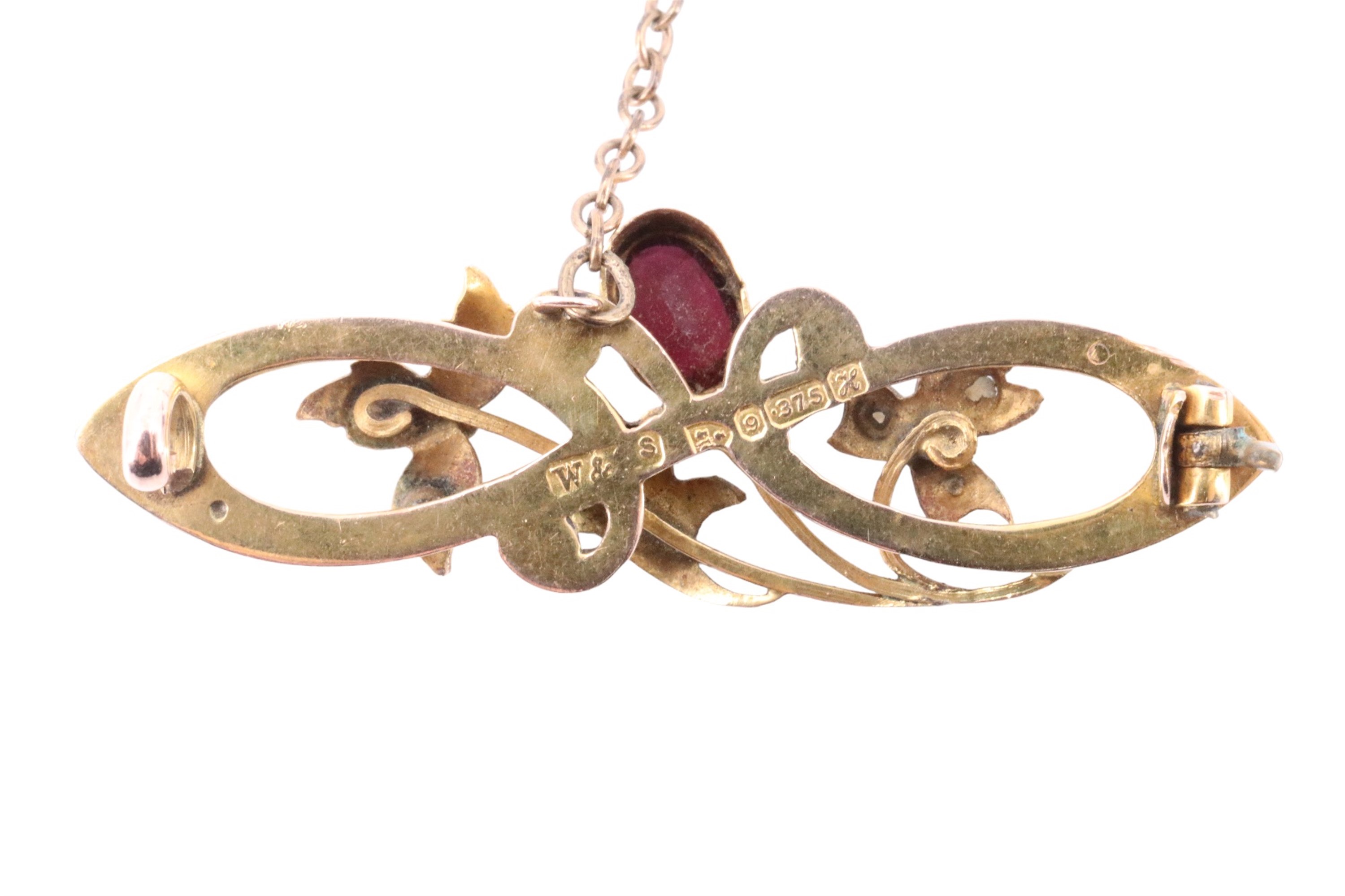 An Edwardian almandine, seed pearl and 9 ct gold floral sprig and scroll brooch, 42 mm, 3.4 g - Image 3 of 3