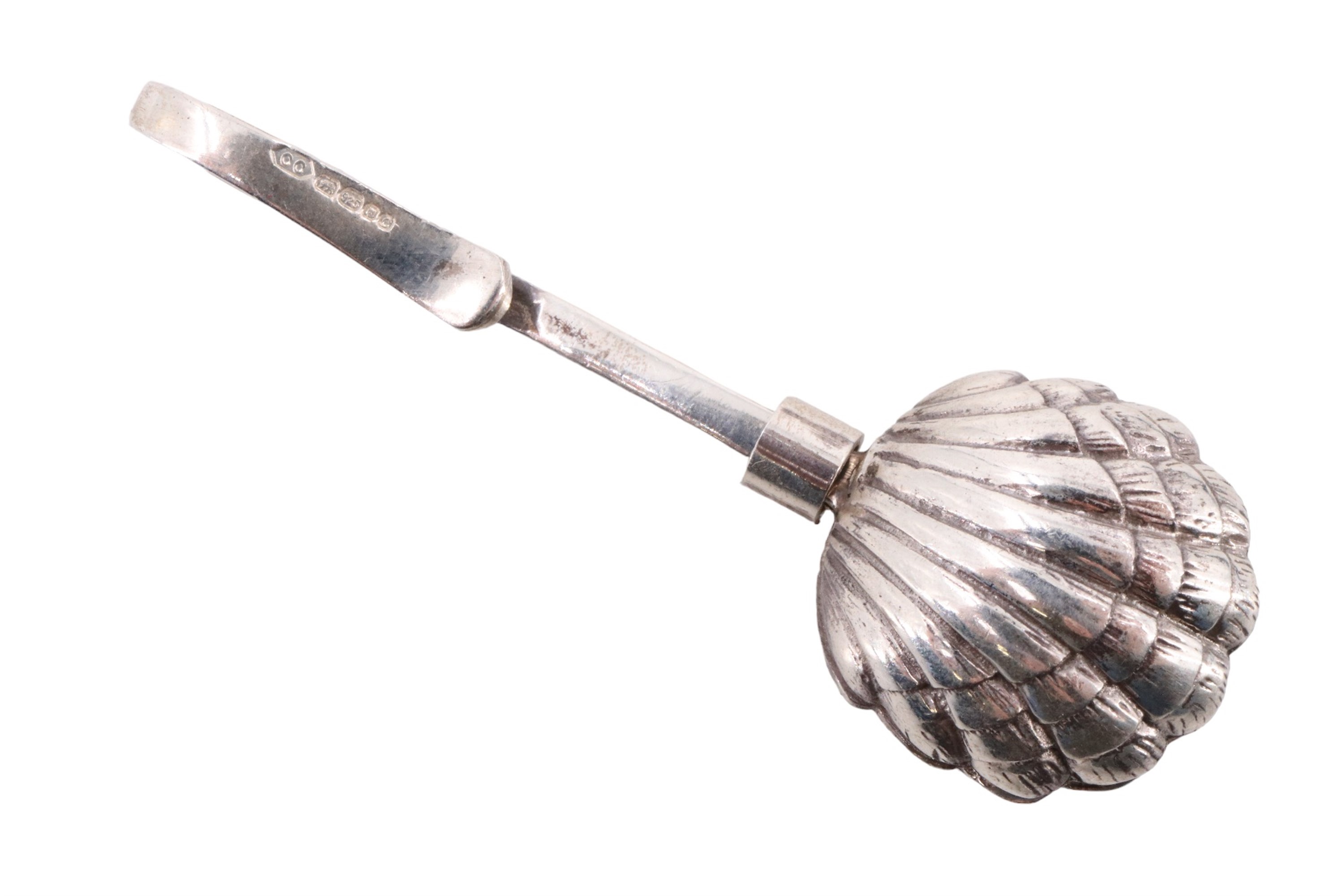 A silver shell pattern napkin hook, 5 cm - Image 2 of 3