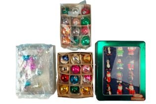 A quantity of vintage Christmas tree baubles and later ornaments