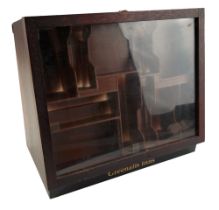 A late 20th Century mahogany Greenalls Inns counter-top display cabinet, 38 cm x 20 cm x 33 cm