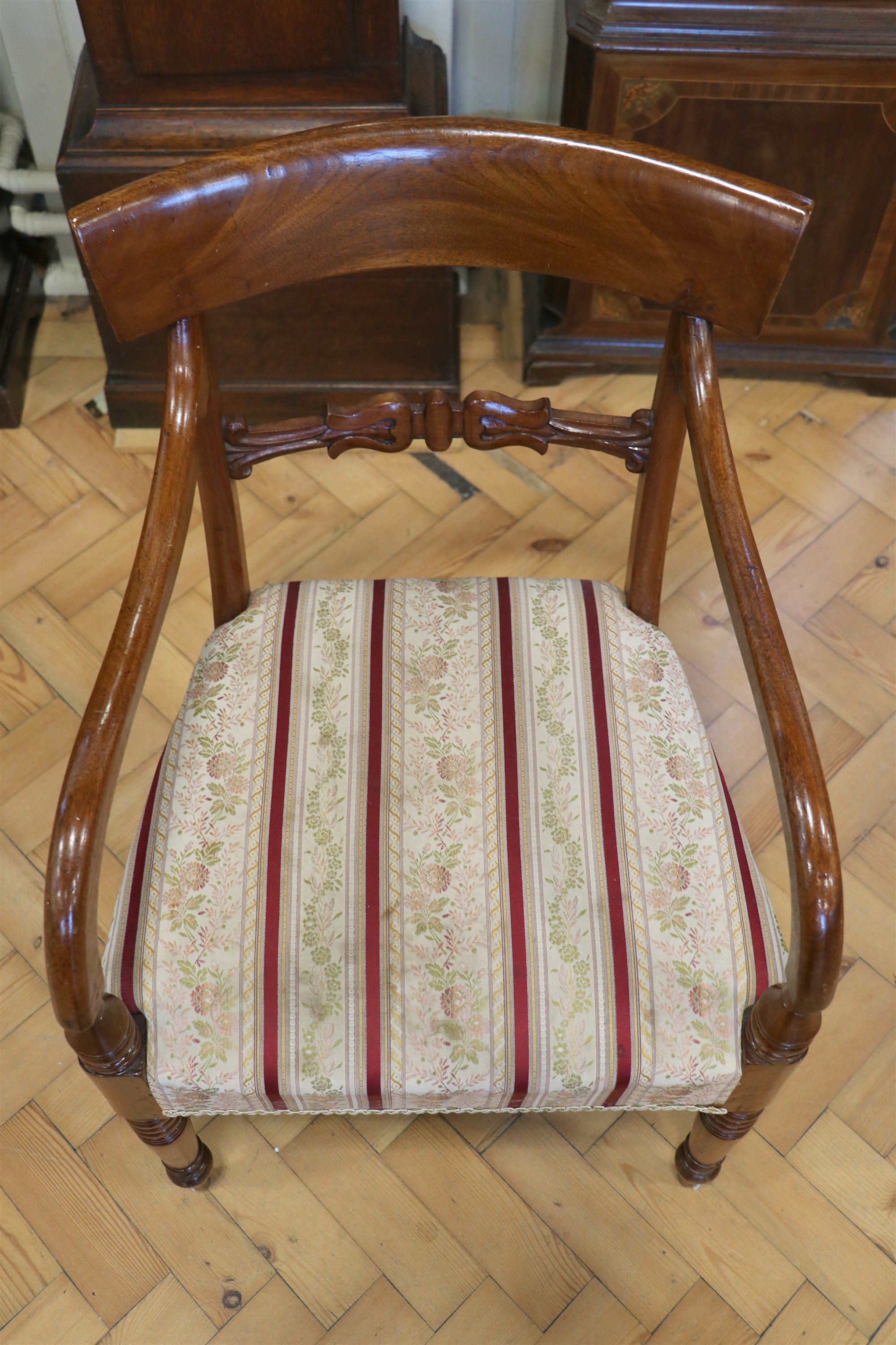 A Victorian mahogany dining suite - Image 12 of 12