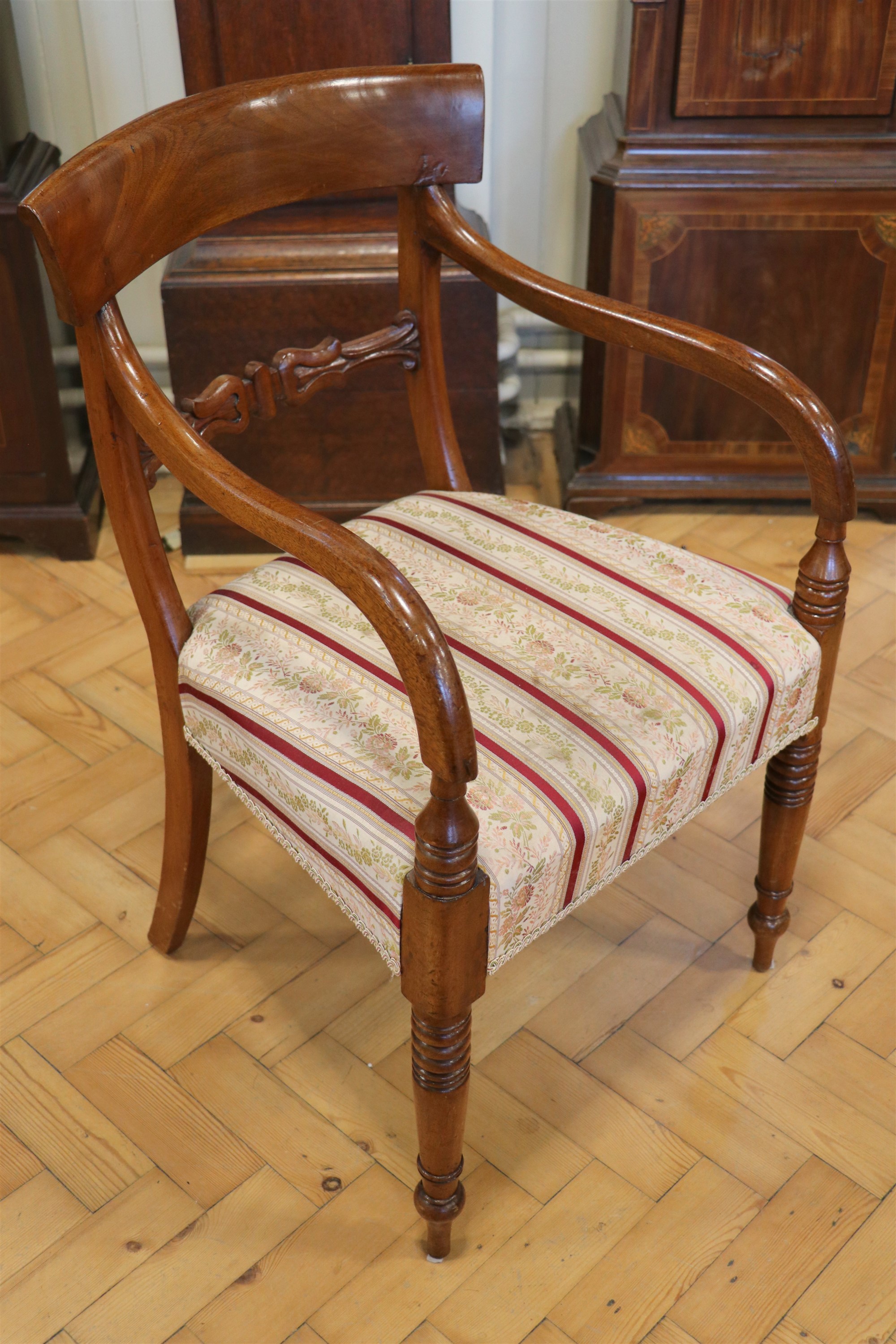 A Victorian mahogany dining suite - Image 11 of 12