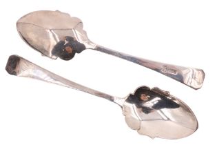 An Edwardian cased pair of silver preserve spoons, one bearing engraved presentation inscription "