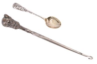 An Edwardian novelty silver handled button hook, the terminal in the form of a double dog's head