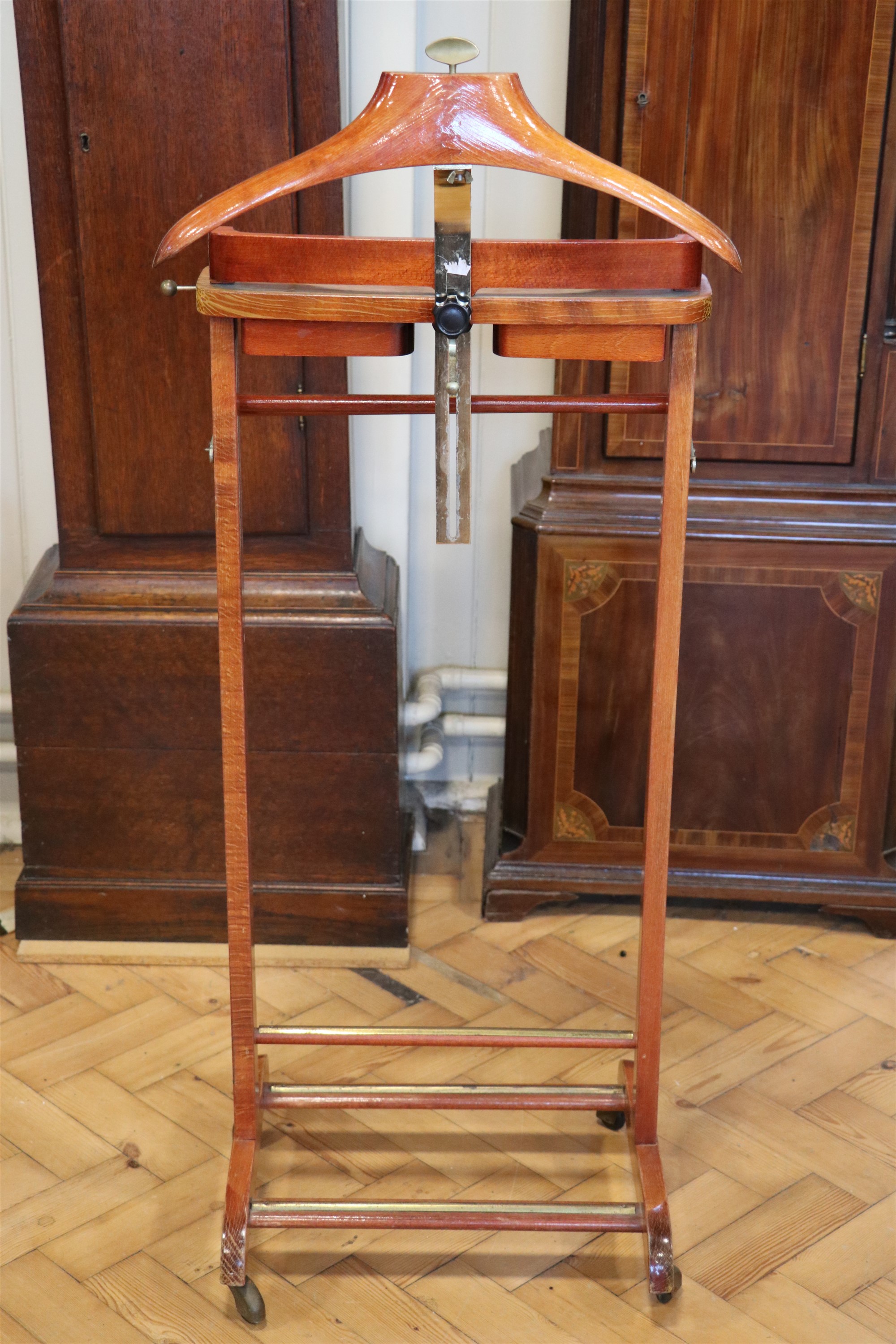 An Italian gentleman's brass mounted timber clothes valet stand, by FR Italy, circa 1960s - Image 2 of 4