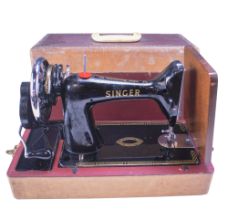 A cased hand cranked Singer sewing machine, EM 715037