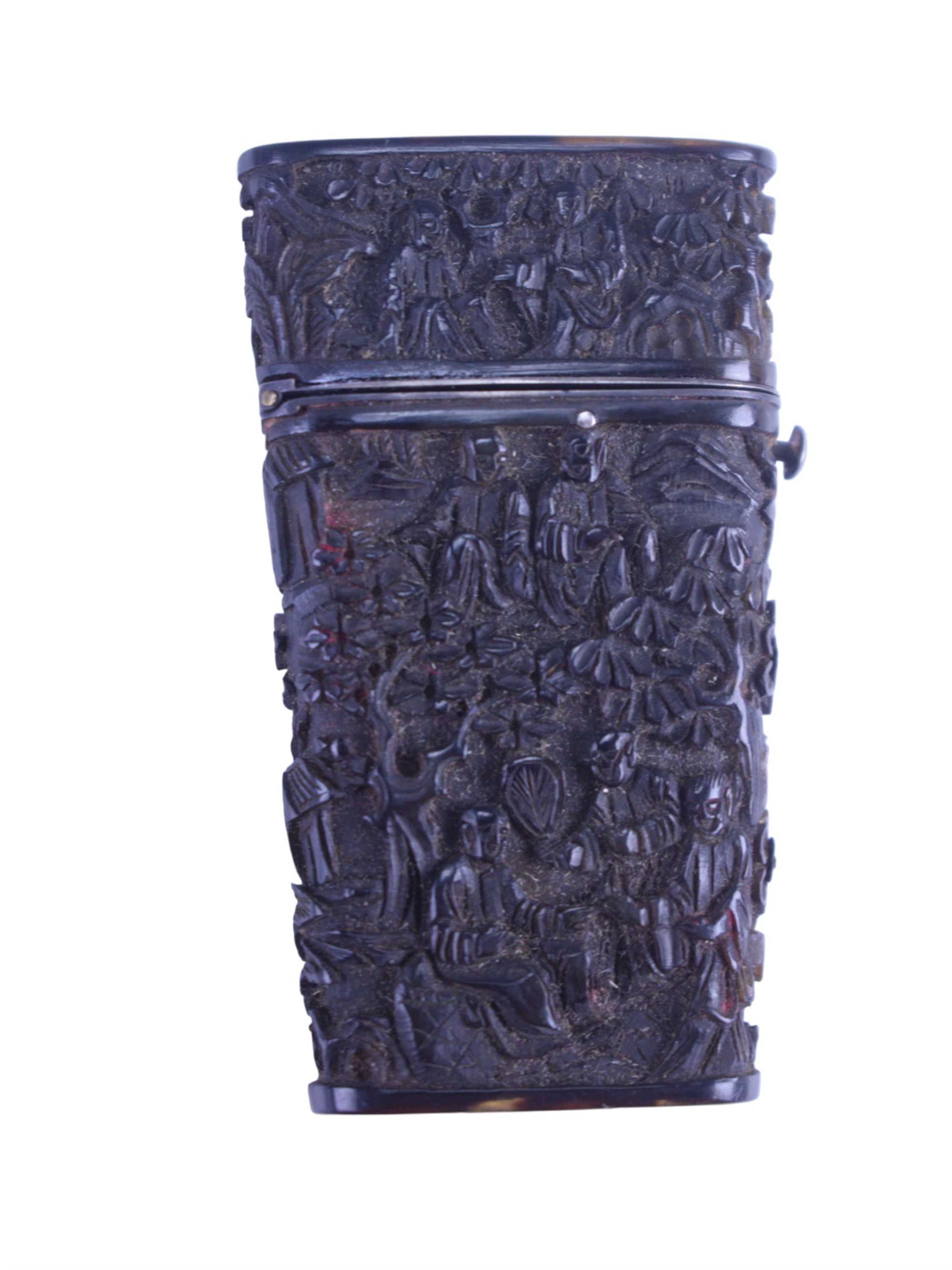 An early 19th Century Canton / Chinese export carved tortoiseshell etui containing a pair of thumb - Image 4 of 11