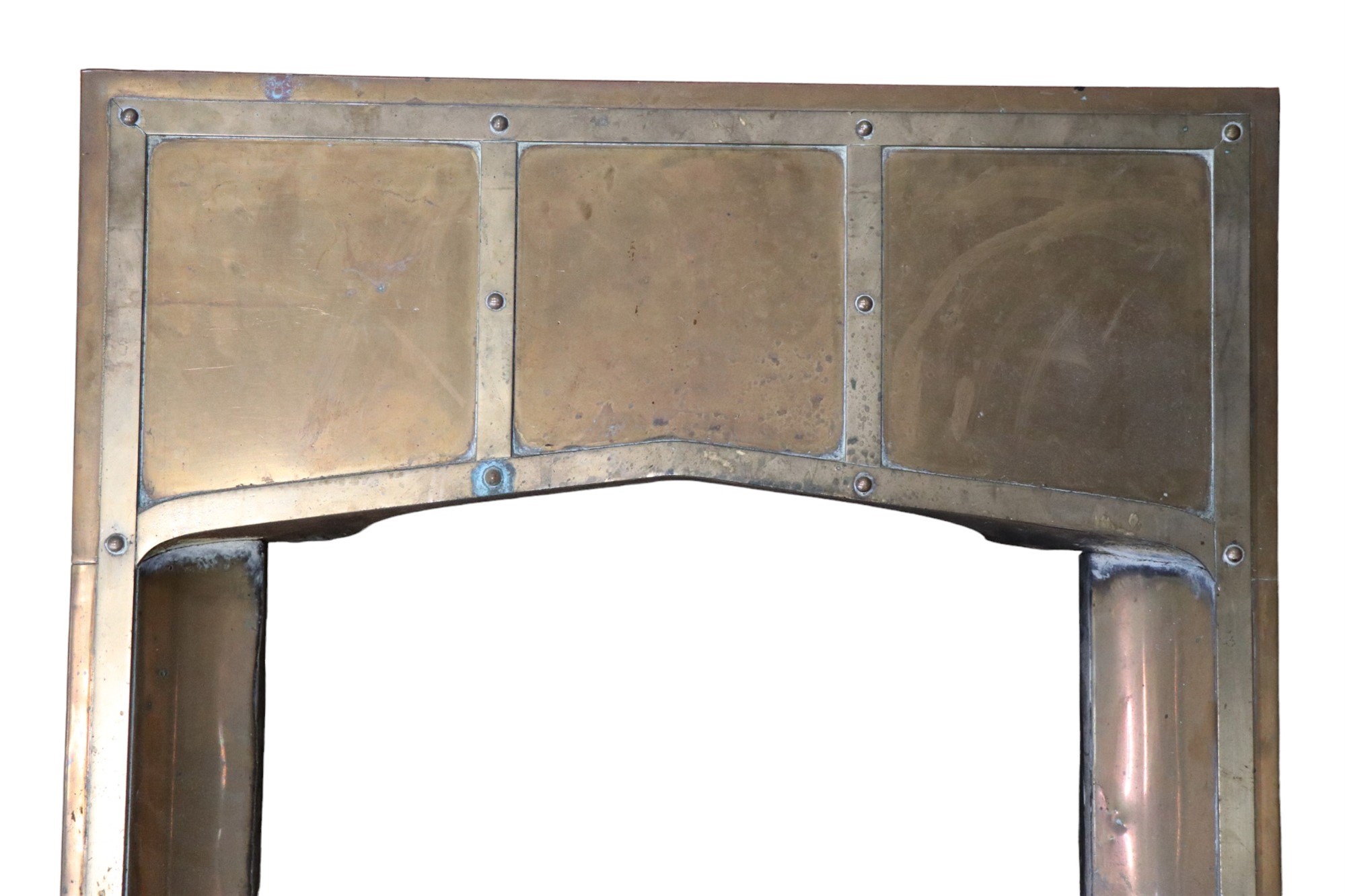 An early 20th Century Arts and Crafts brass hearth / mantelpiece insert, 63 x 87 cm - Image 3 of 5
