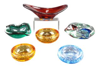 Four Whitefriars-style controlled bubble glass bowls together with a polychrome studio glass three-