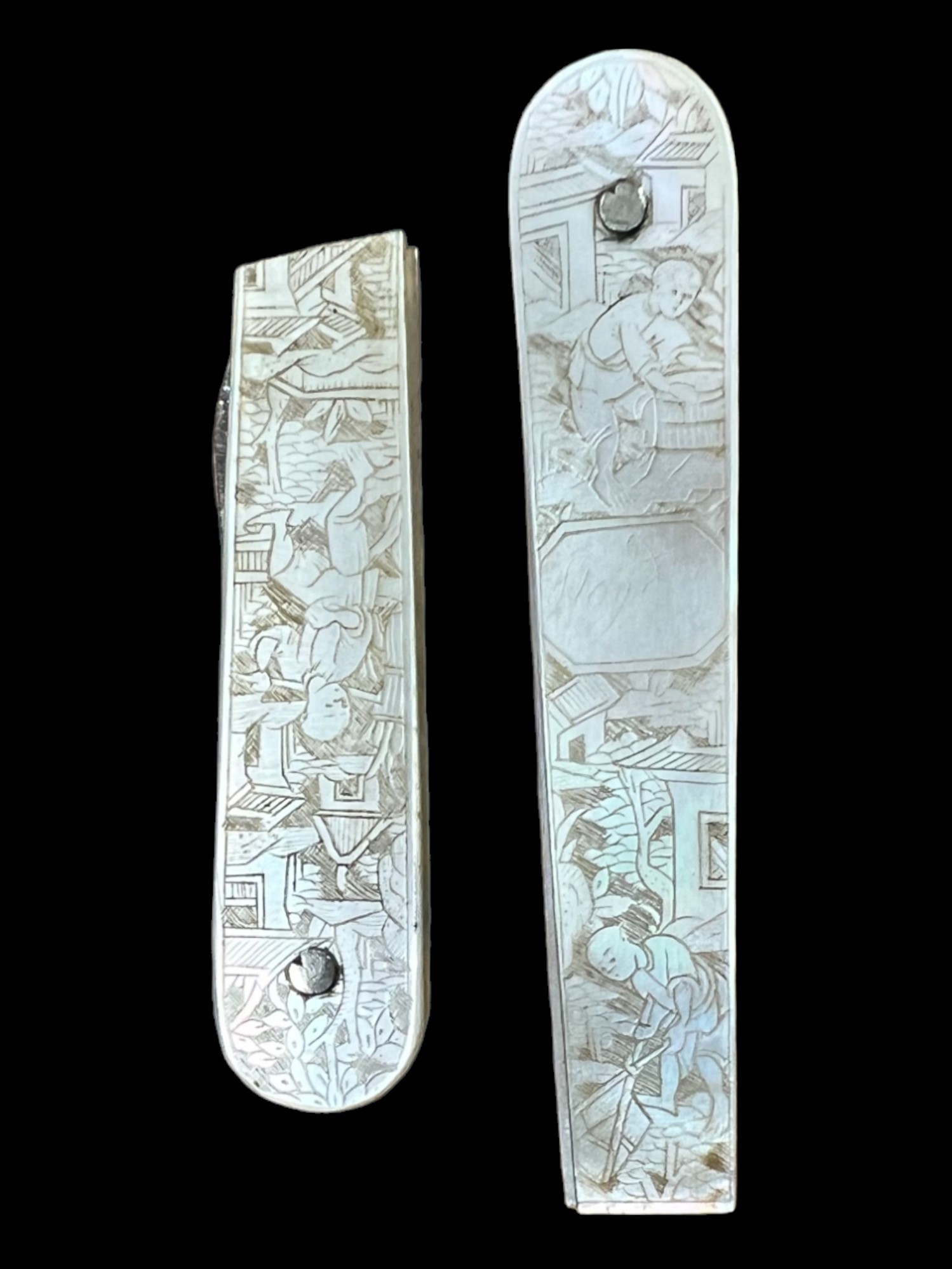 An early 19th Century Canton / Chinese export carved tortoiseshell etui containing a pair of thumb - Image 6 of 11