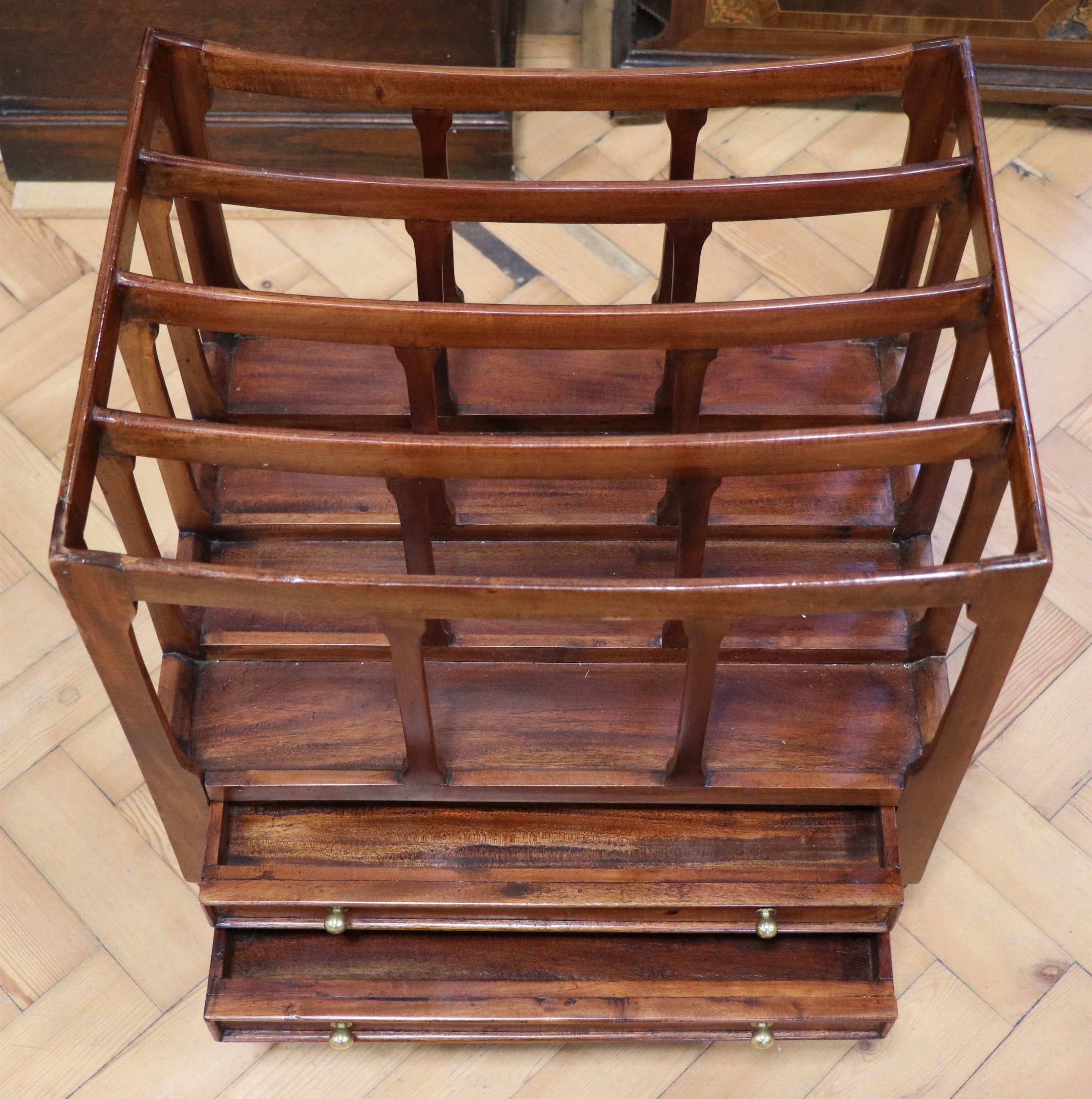 A reproduction Georgian mahogany canterbury - Image 3 of 3