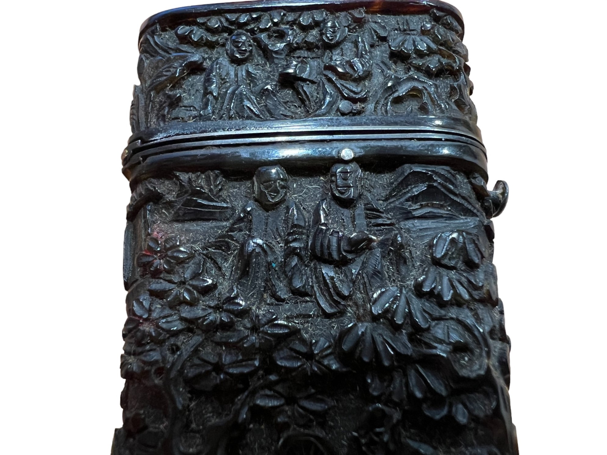 An early 19th Century Canton / Chinese export carved tortoiseshell etui containing a pair of thumb - Image 11 of 11