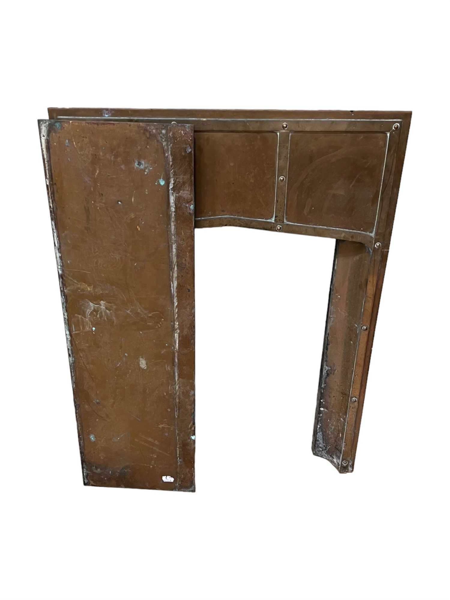 An early 20th Century Arts and Crafts brass hearth / mantelpiece insert, 63 x 87 cm - Image 4 of 5