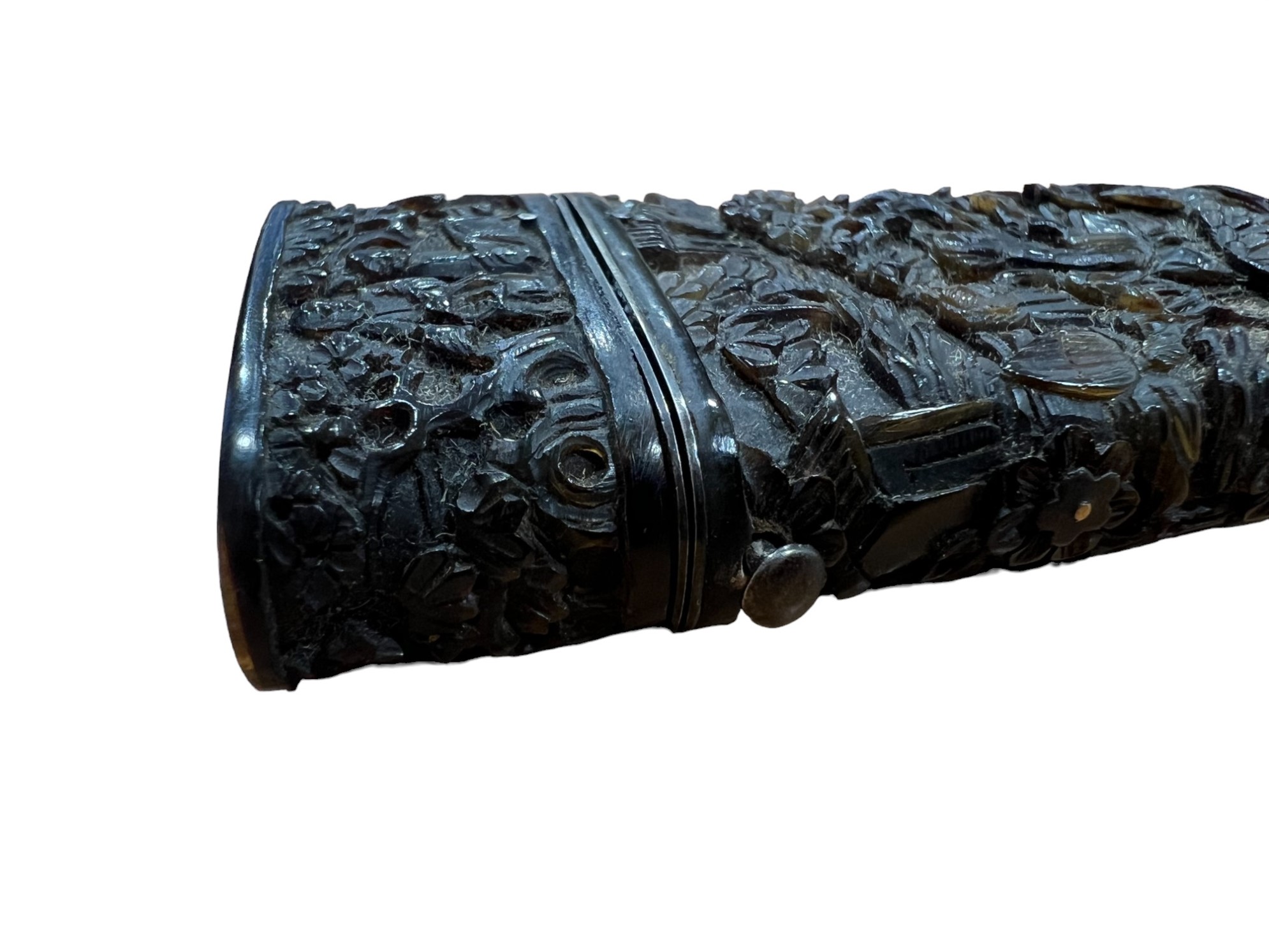 An early 19th Century Canton / Chinese export carved tortoiseshell etui containing a pair of thumb - Image 10 of 11