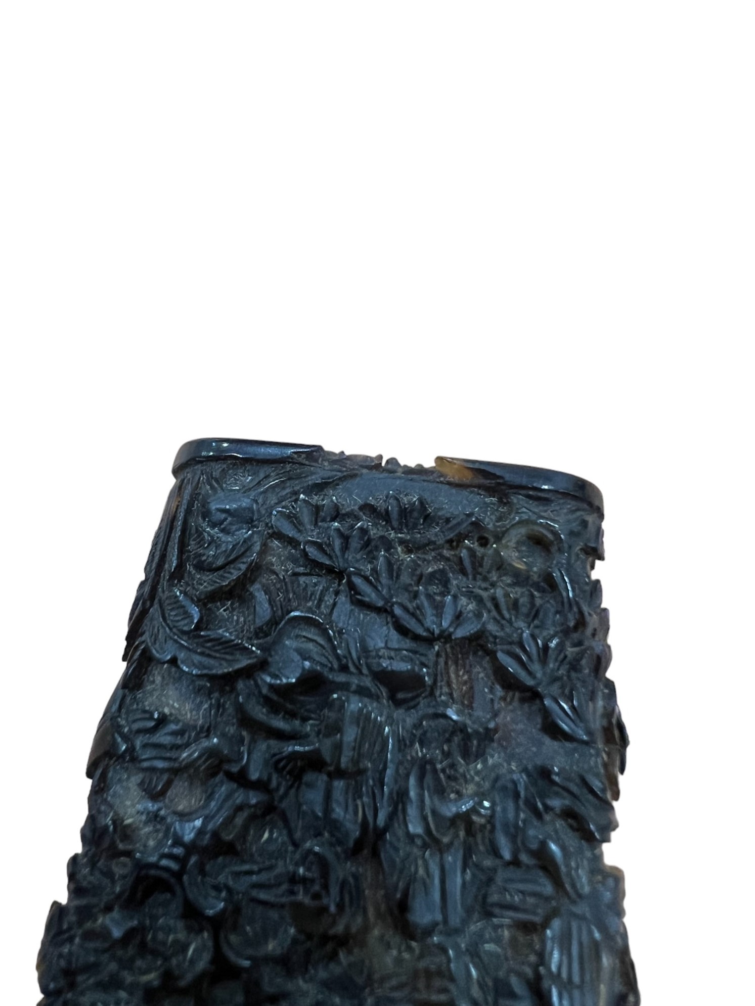 An early 19th Century Canton / Chinese export carved tortoiseshell etui containing a pair of thumb - Image 9 of 11