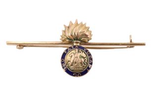 A Northumberland Fusiliers enamelled 9 ct yellow metal sweetheart brooch, 50 mm, 3.5 g