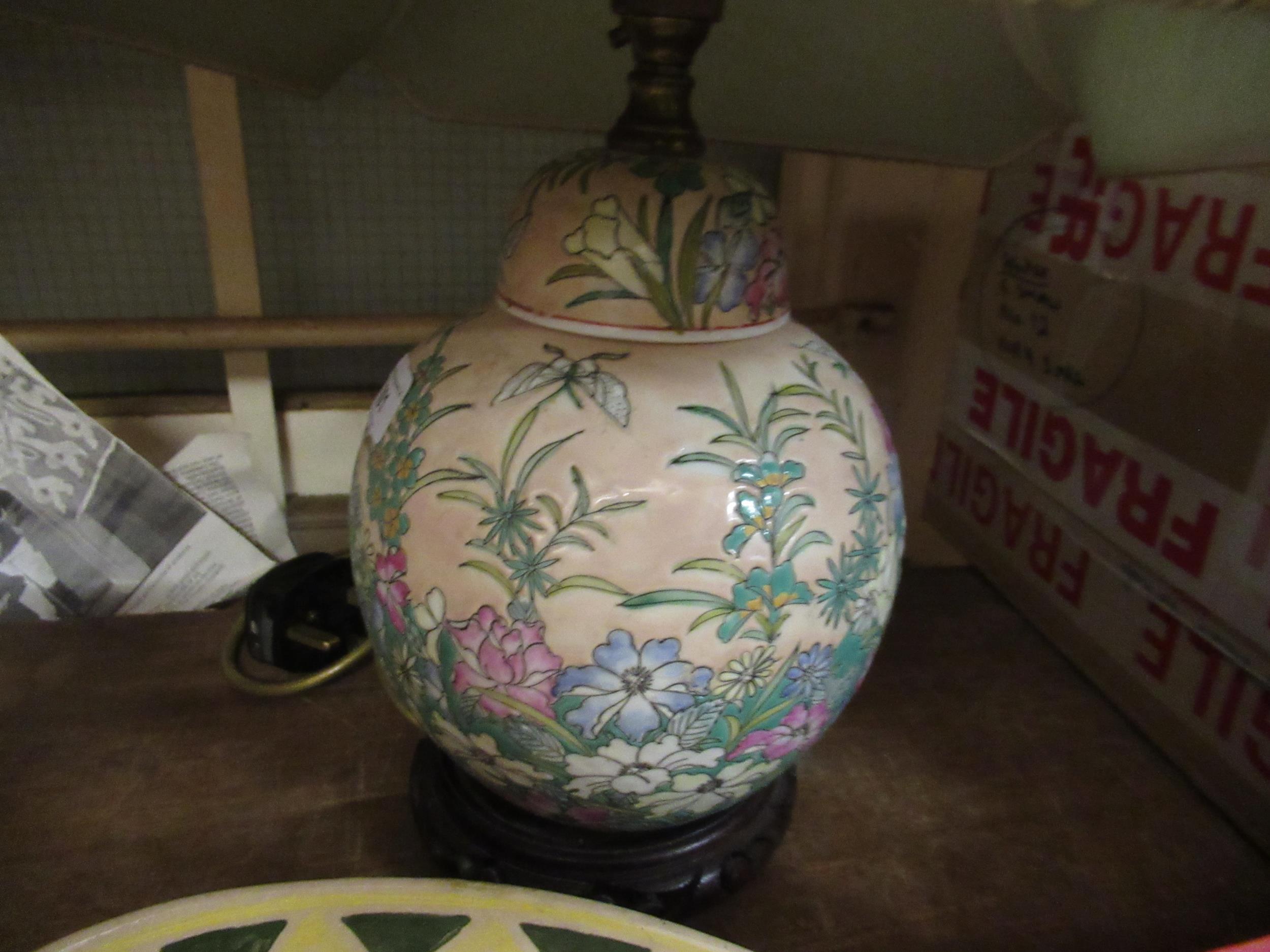 Modern oriental porcelain table lamp, together with a small quantity of various decorative plates - Image 10 of 10