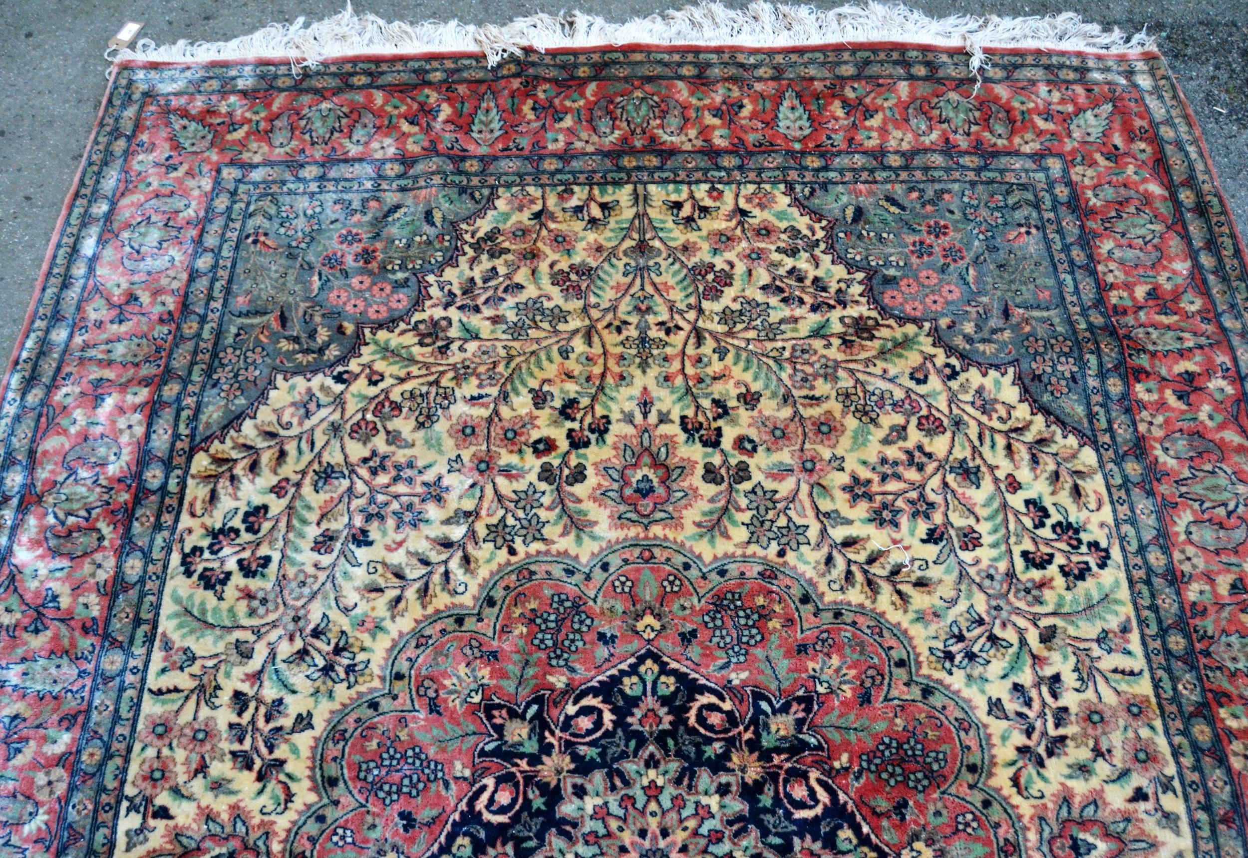 Indo Persian rug with a medallion and all-over stylised floral design in shades of deep blue, pink - Image 2 of 4