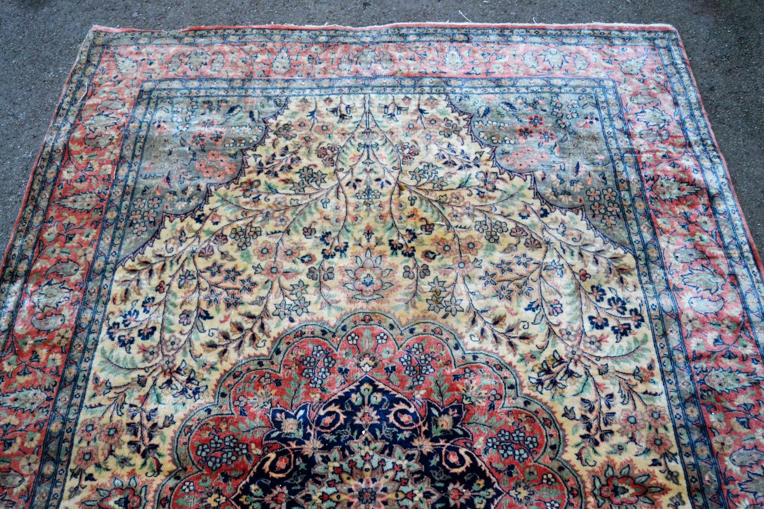 Indo Persian rug with a medallion and all-over stylised floral design in shades of deep blue, pink - Image 3 of 4