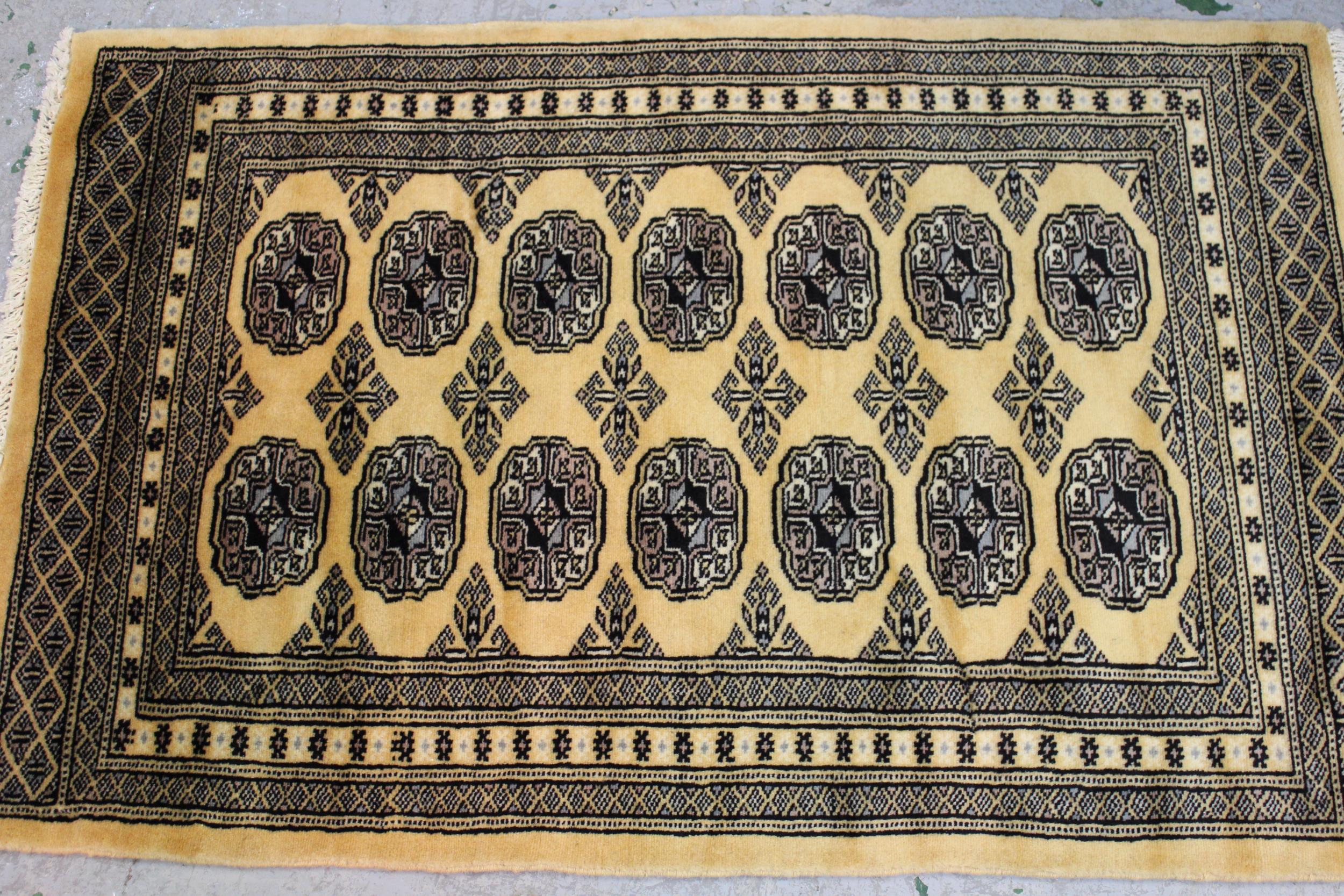 Small Pakistan Bokhara design rug with a single row of gols on a beige ground, 117cms x 80cms - Image 2 of 2