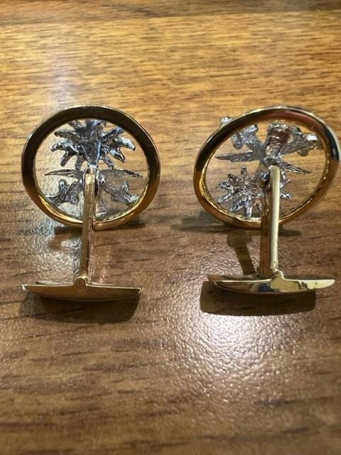 Pair of 18ct yellow and white gold cufflinks, in the form of the National Emblem of Saudi Arabia, - Image 2 of 6