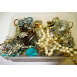 Small quantity of various costume jewelllery