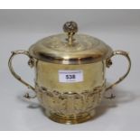Good quality early 20th Century silver gilt two handled cup with cover, London 1914, 23.5oz t, maker