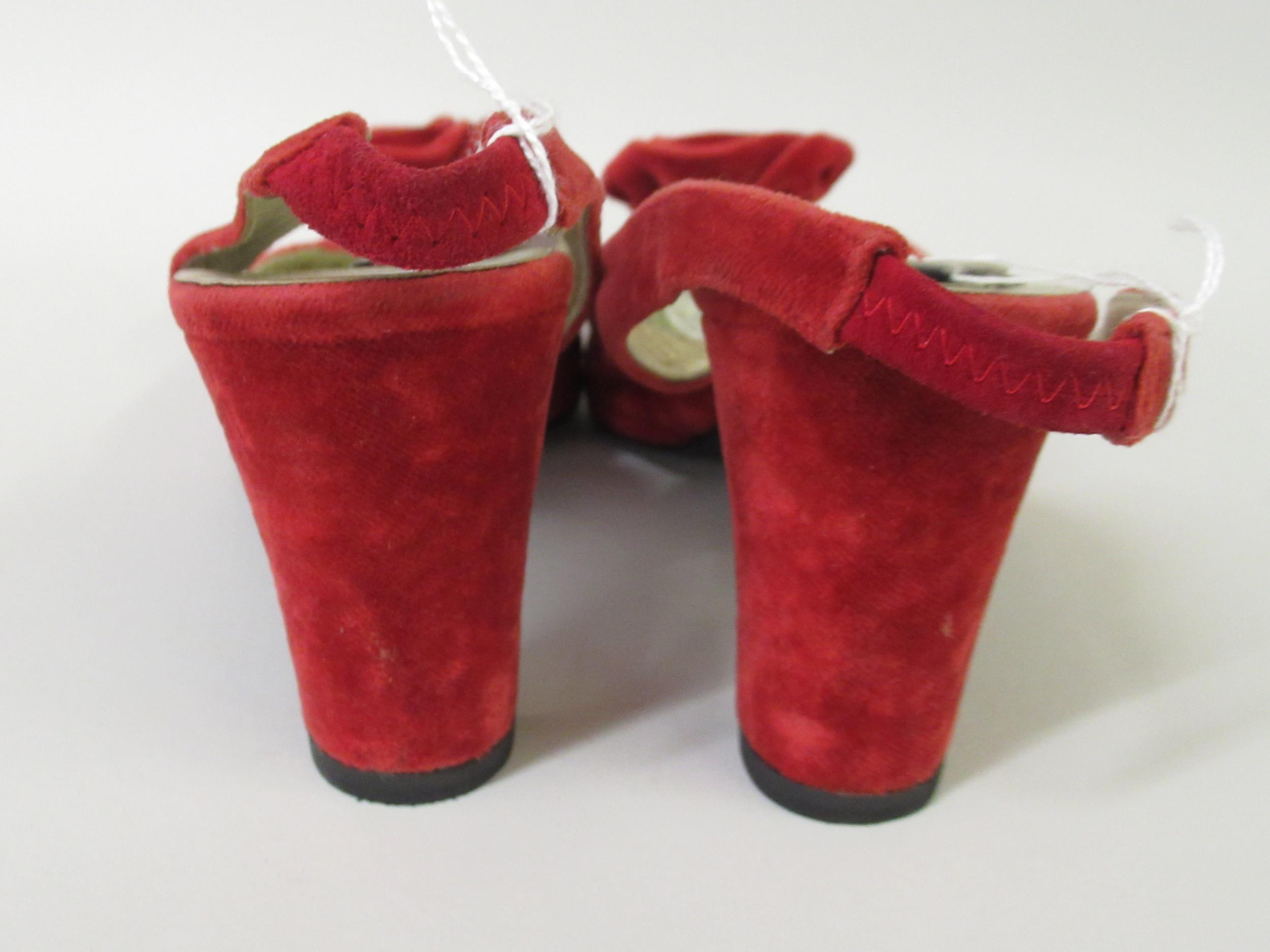 Patrick Cox, pair of red velvet ladies slingback shoes, size 38.5 - Bild 6 aus 7