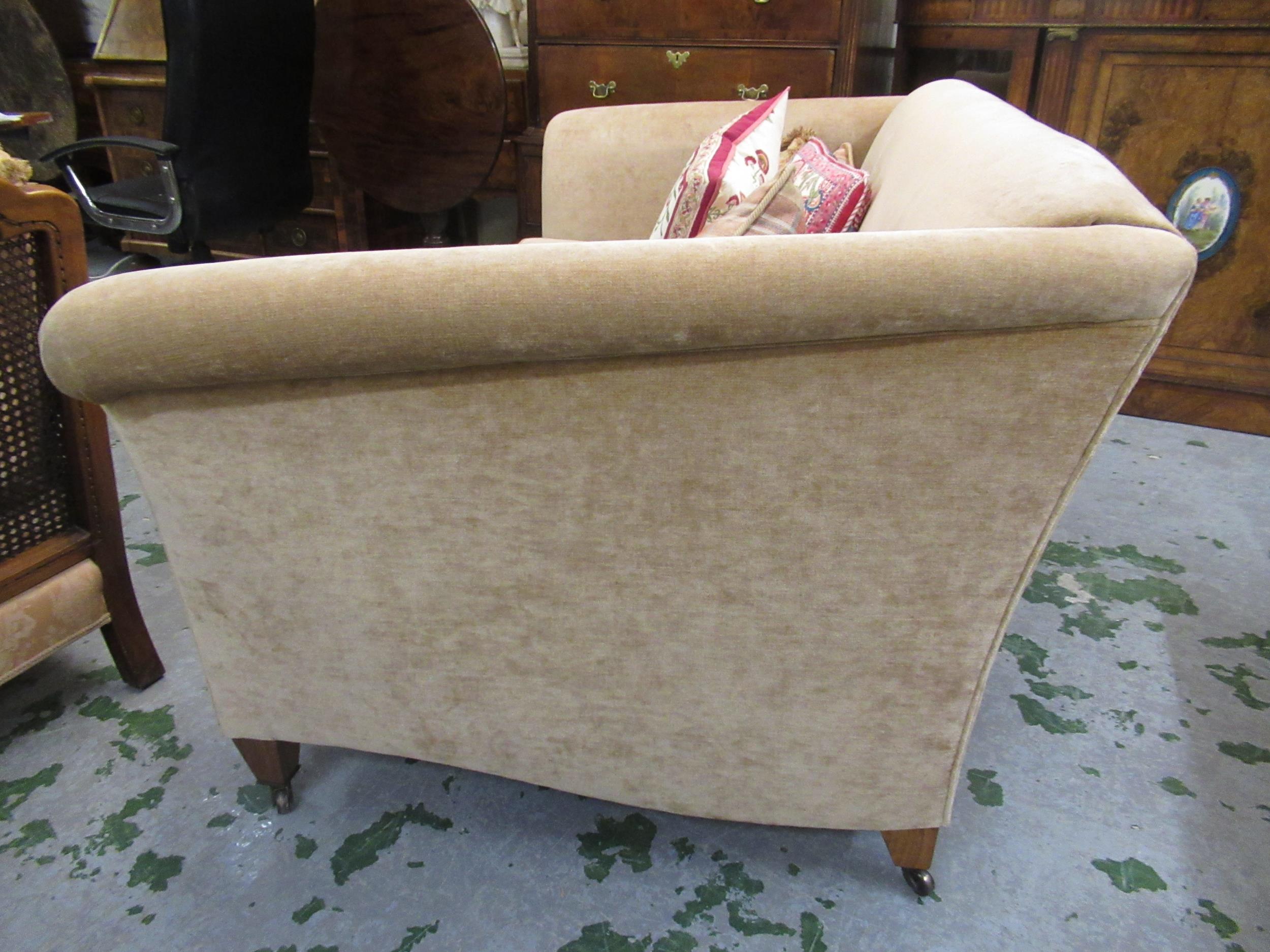 Kingcombe Chelsea two seater sofa, covered in Colefax and Fowler biscuit fabric, raised on low - Image 5 of 9