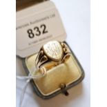 Victorian 15ct gold shield shaped signet ring, size W.5, 10.5g