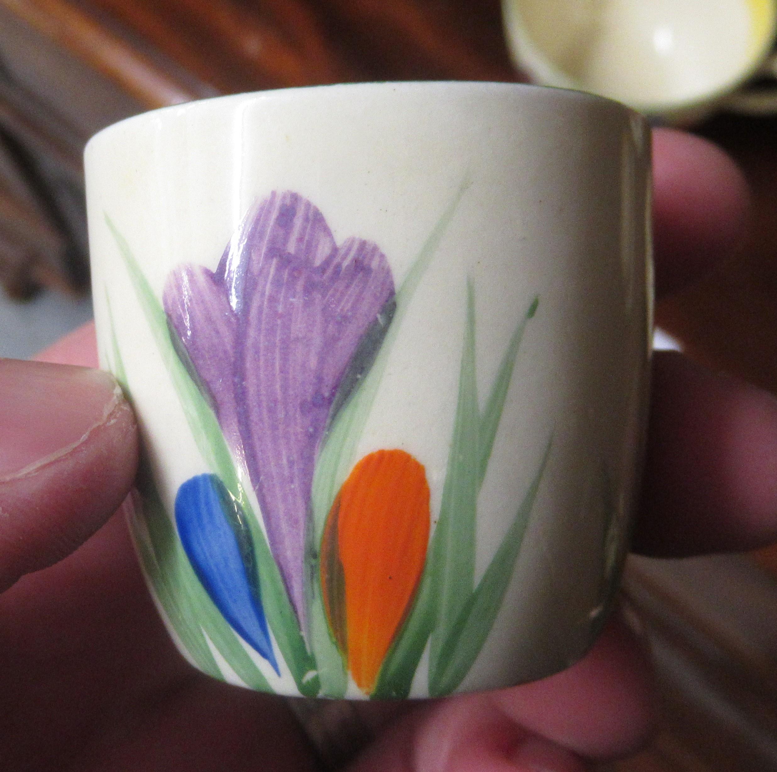 Clarice Cliff Crocus pattern part breakfast set comprising: seven side plates, five saucers, four - Image 20 of 25