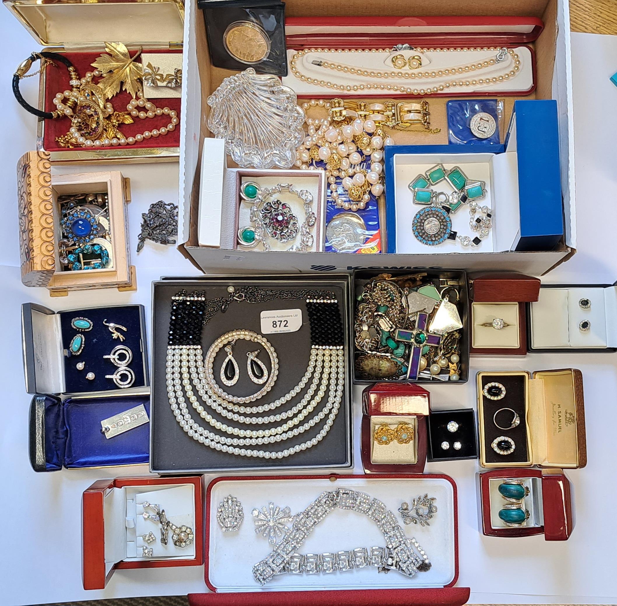 Box containing a quantity of miscellaneous costume jewellery