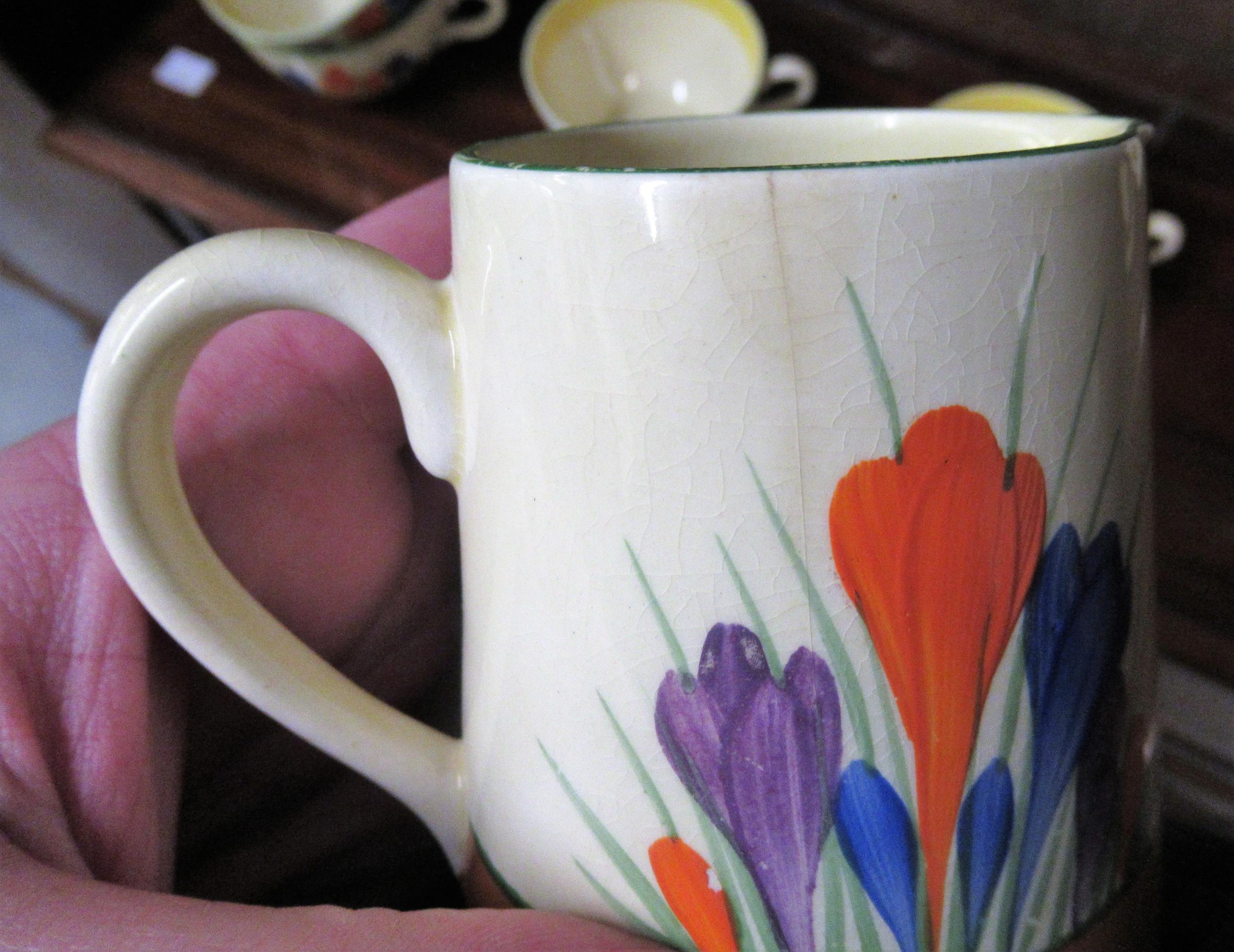 Clarice Cliff Crocus pattern part breakfast set comprising: seven side plates, five saucers, four - Image 11 of 25