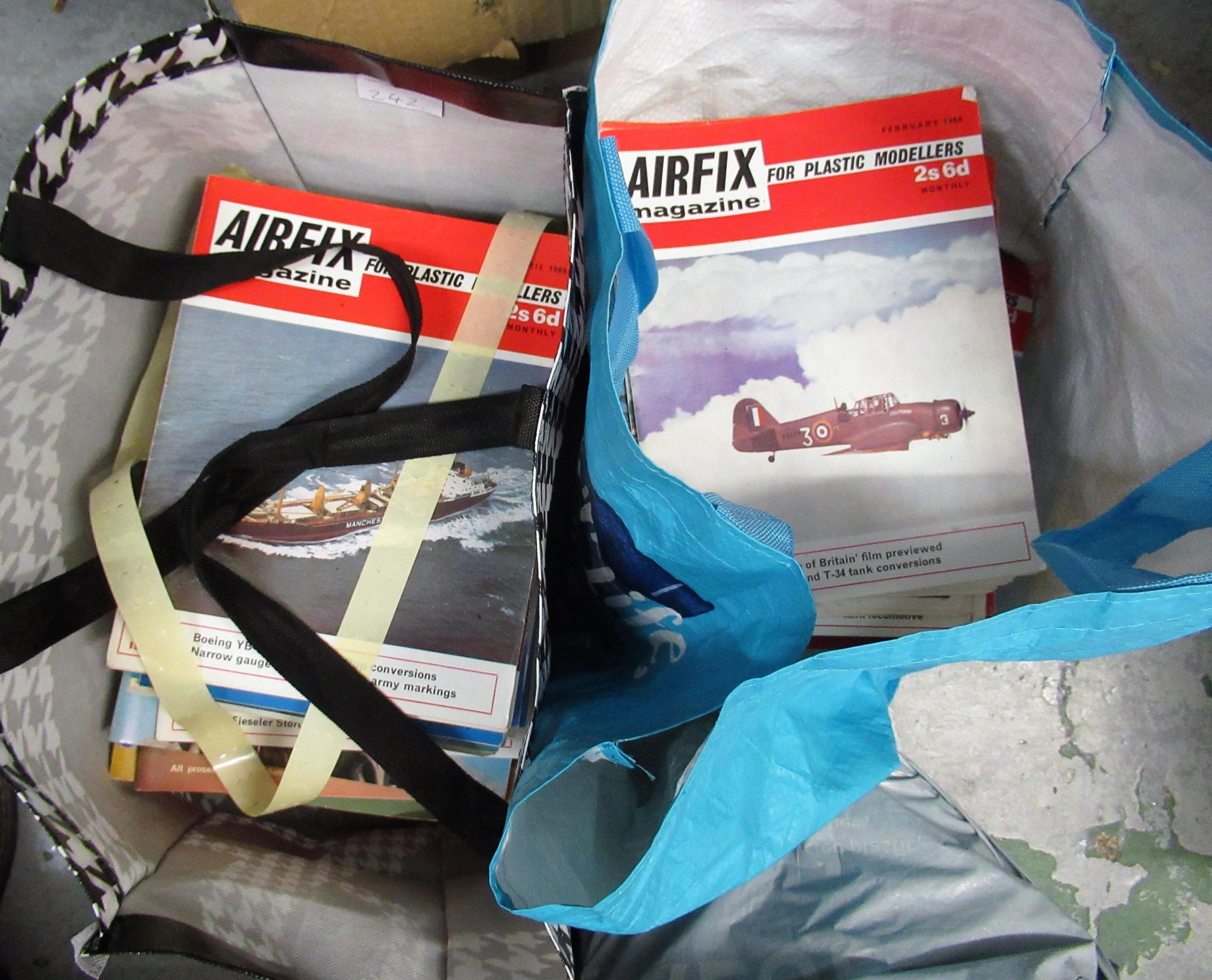 Three boxes of various boxed plastic aircraft kits, including Aurora, Frog and Humbrol, together - Image 2 of 2