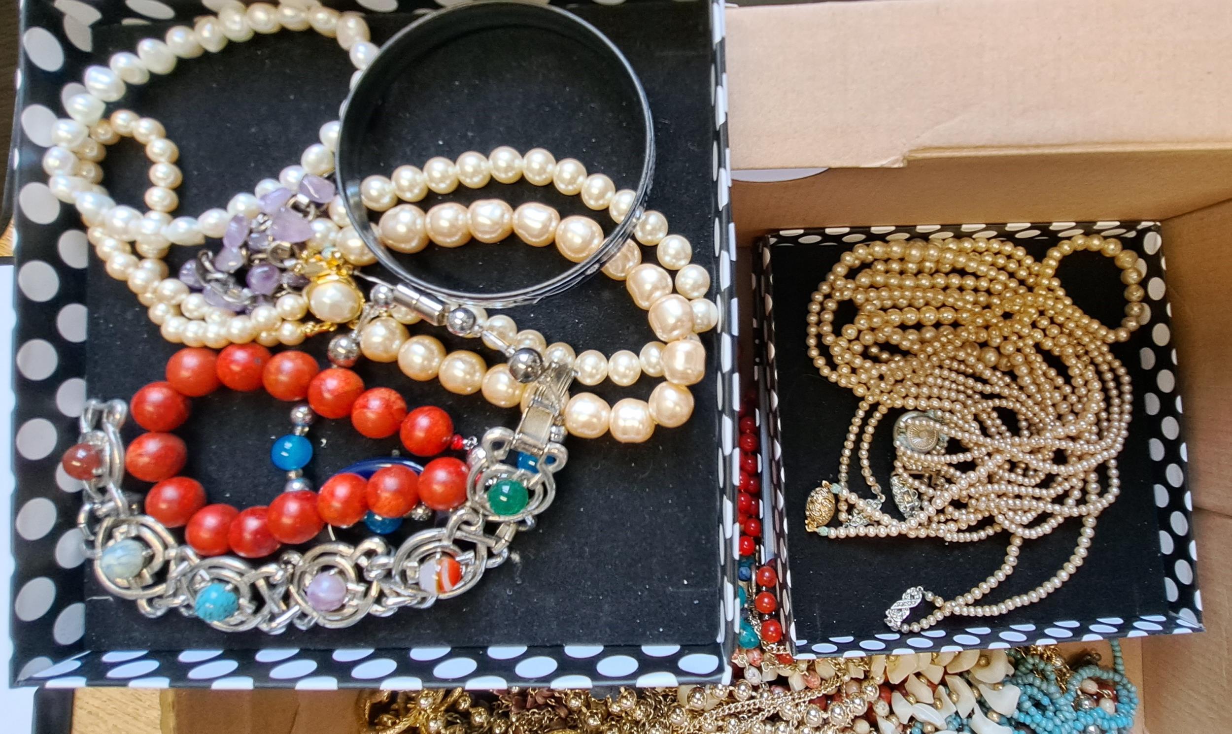 Quantity of miscellaneous costume jewellery including bracelets, brooches etc. - Image 2 of 2